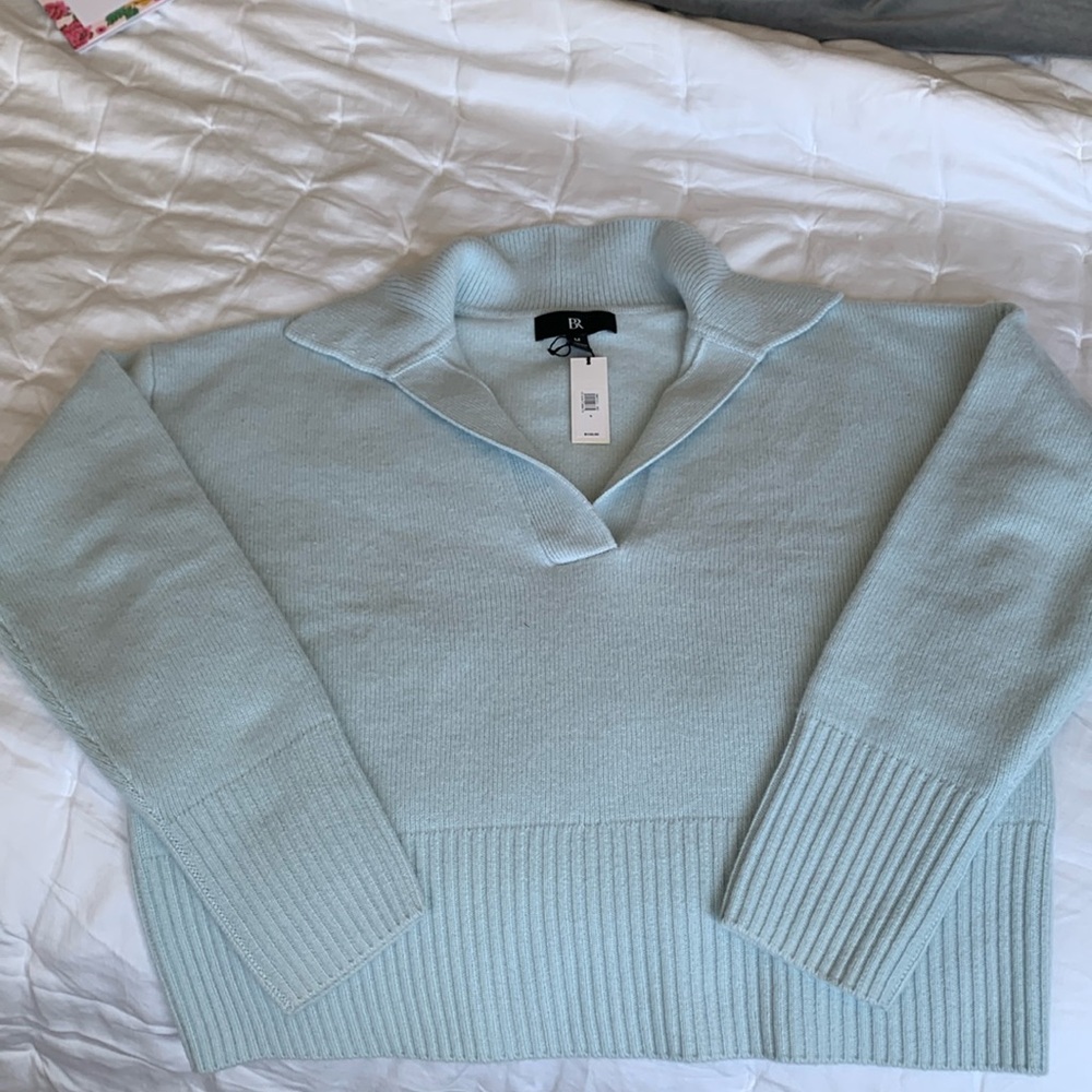 Beautiful blue V-neck, collared cashmere sweater with a cropped look